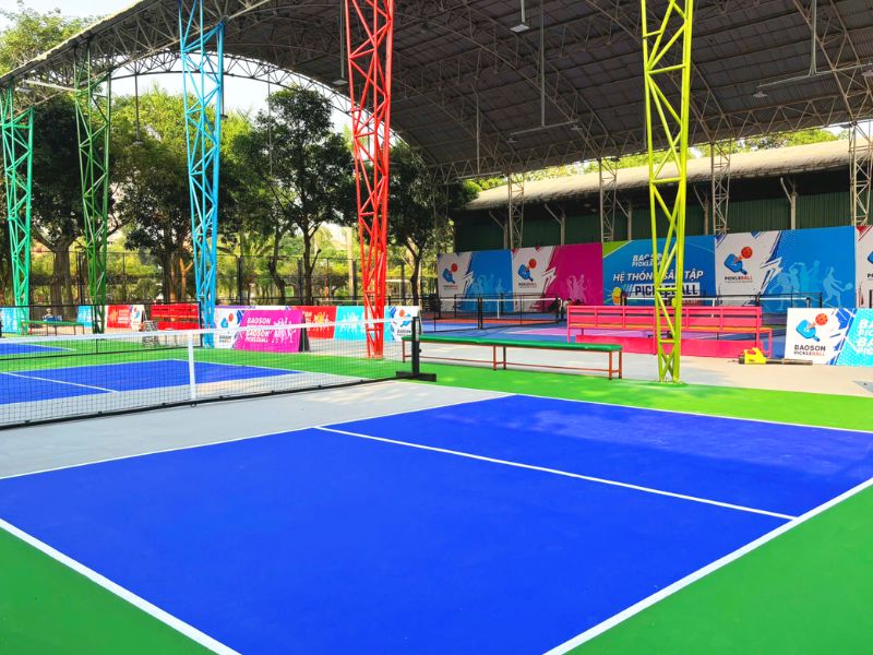  Thi công sơn sân pickleball ở nơi có bề mặt gồ ghề sẽ tốn chi phí nhiều hơn do phải cải tạo làm phẳng bề mặt