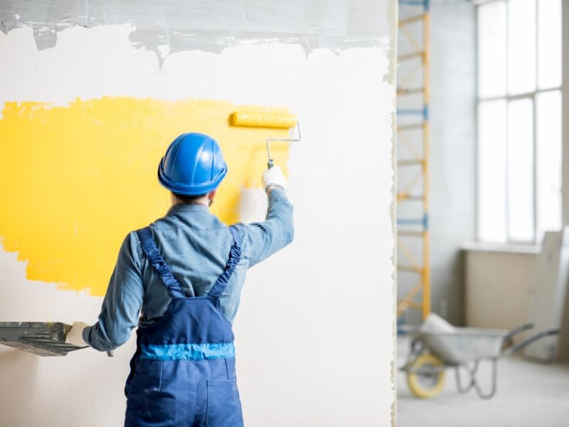  Nhân công cải tạo nhà phố với lớp sơn mới, chống thấm vượt trội