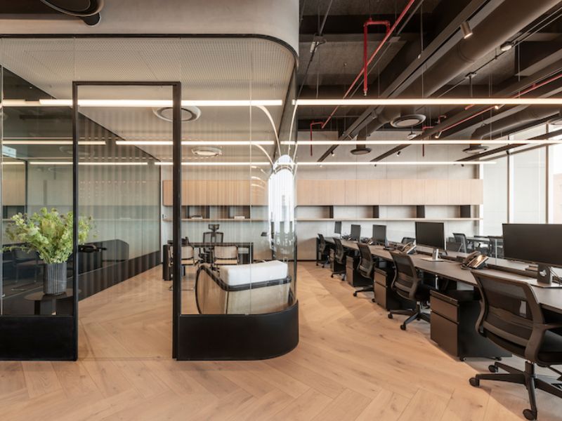  Hệ thống cửa kính, vách nhôm – ý tưởng sửa chữa văn phòng hiện đại, tận dụng tối đa ánh sáng từ nhiên nhiên