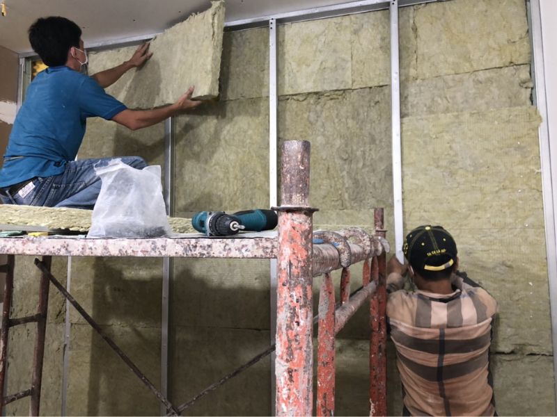  Đội ngũ thi công đang xử lý cách âm tường hạn chế rò rỉ âm