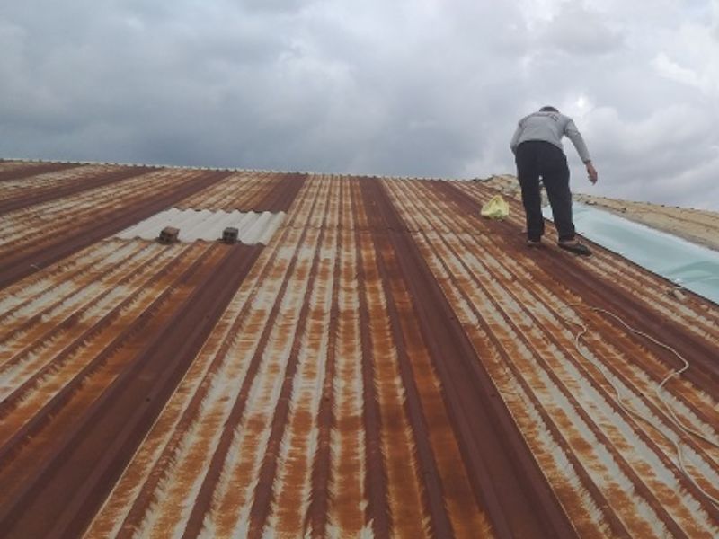  Lão hóa và ăn mòn kim loại là nguyên nhân chủ yếu khiến mái tôn bị thấm dột