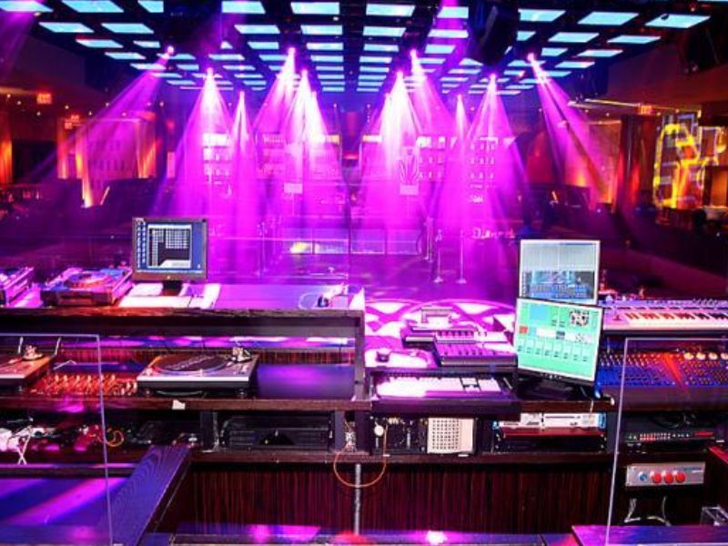  Âm thanh rò rỉ dù đã đóng cửa cho thấy hiệu quả cách âm quán bar không còn hiệu quả