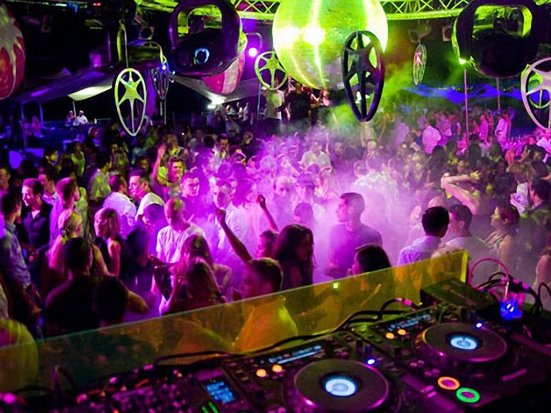 Âm thanh bên trong bị dội do cách âm không hiệu quả khiến trải nghiệm bar không còn được như ý