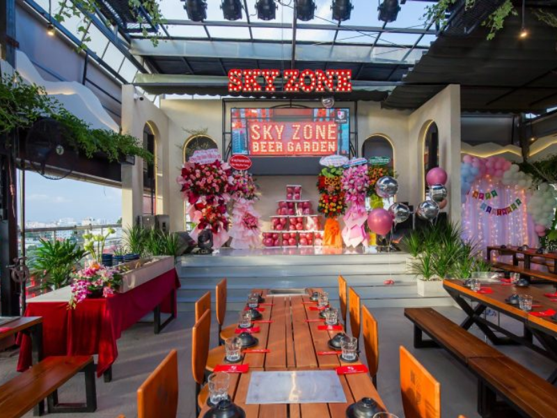  Khu vực sân khấu và quầy bar beer garden thiết kế khoa học kết hợp vật liệu tiêu âm hiệu quả