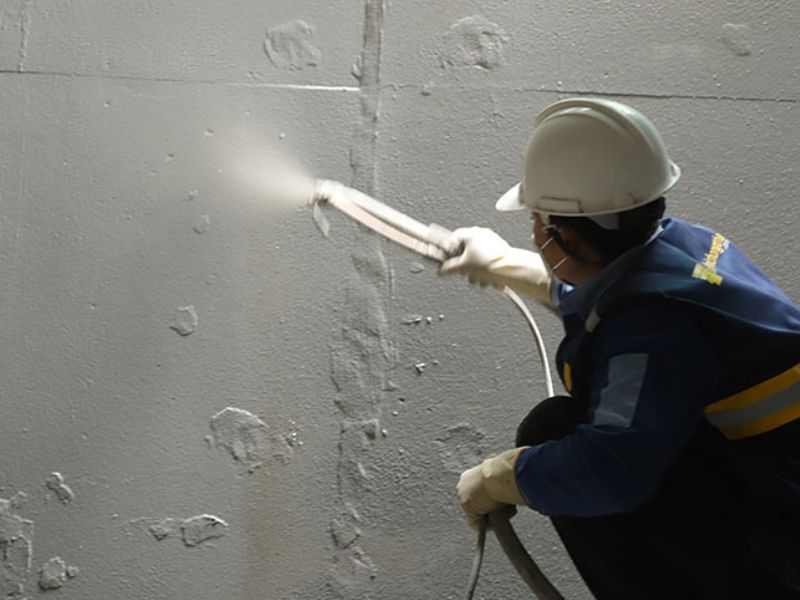  Thi công lớp chống thấm gốc xi măng mới thay lớp sơn cũ giúp bảo vệ tường ngoài trời khỏi tác nhân thời tiết