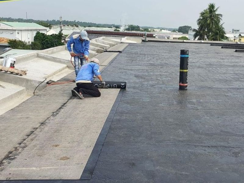 Đội ngũ nhân công đang xử lý gia cố ban công và sân thượng tránh tình trạng đọng nước