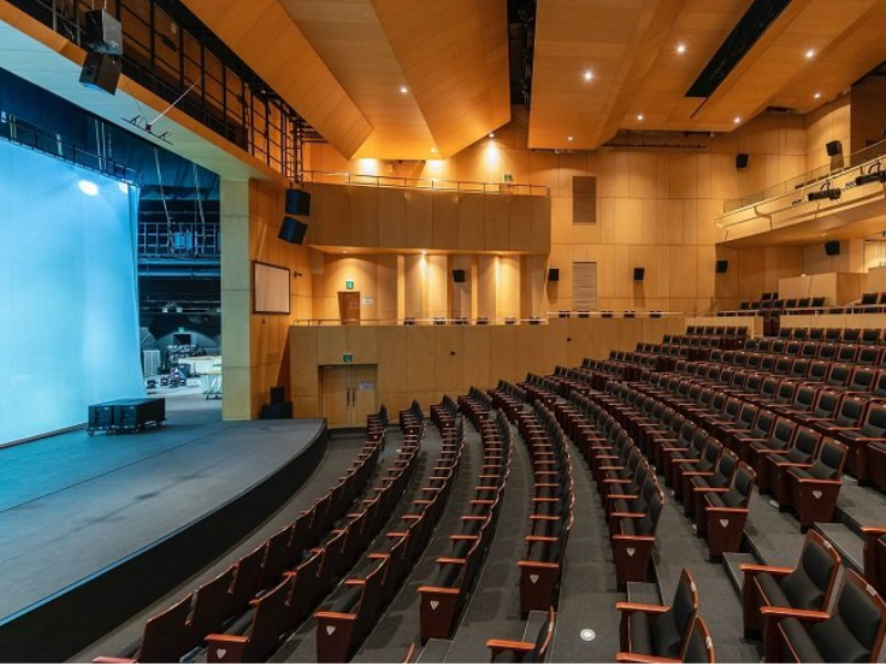  Chủ đầu tư nên chọn vật liệu cách âm có độ bền cao, khả năng chống ẩm tốt khi thi công hội trường Vũng Tàu