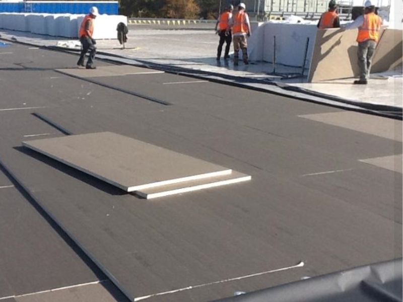  Thi công panel cách nhiệt sân thượng dễ vệ sinh nhờ bề mặt nhẵn, không dễ bám bụi