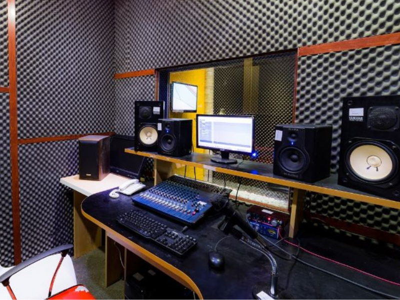  Phòng thu âm áp dụng phương tiêu âm để mang lại hiệu quả âm thanh tốt nhất