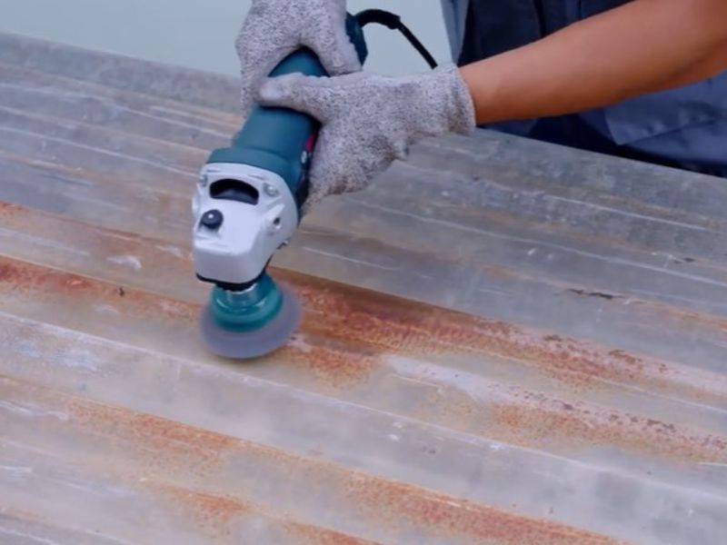 Kiểm tra và chuẩn bị bề mặt là bước cần thiết để có lớp sơn chống nóng đảm bảo kỹ thuật
