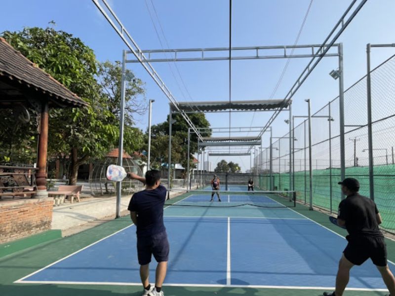  Dù là mặt sân nhỏ nhưng cần đảm bảo độ phẳng để đảm bảo chất lượng sân pickleball