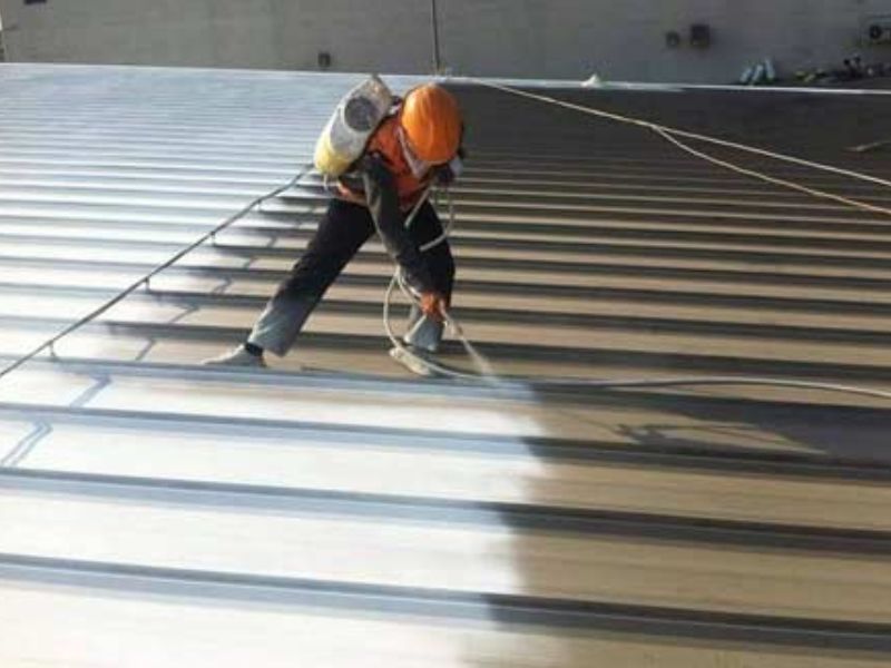  Sơn chống thấm mái tôn sở hữu độ bám dính cao hạn chế nứt gãy do giãn nở nhiệt