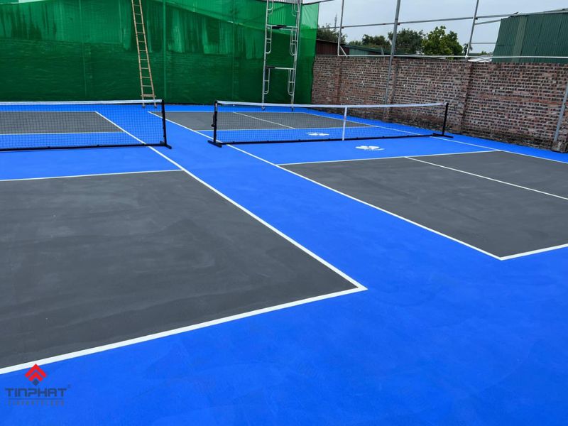  Bề mặt bị bong tróc, nứt nẻ là dấu hiệu cần thay mặt sân pickleball cũ