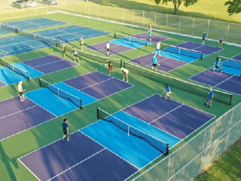  Cần thay mặt sân pickleball cũ khi có dấu hiệu bị đọng nước
