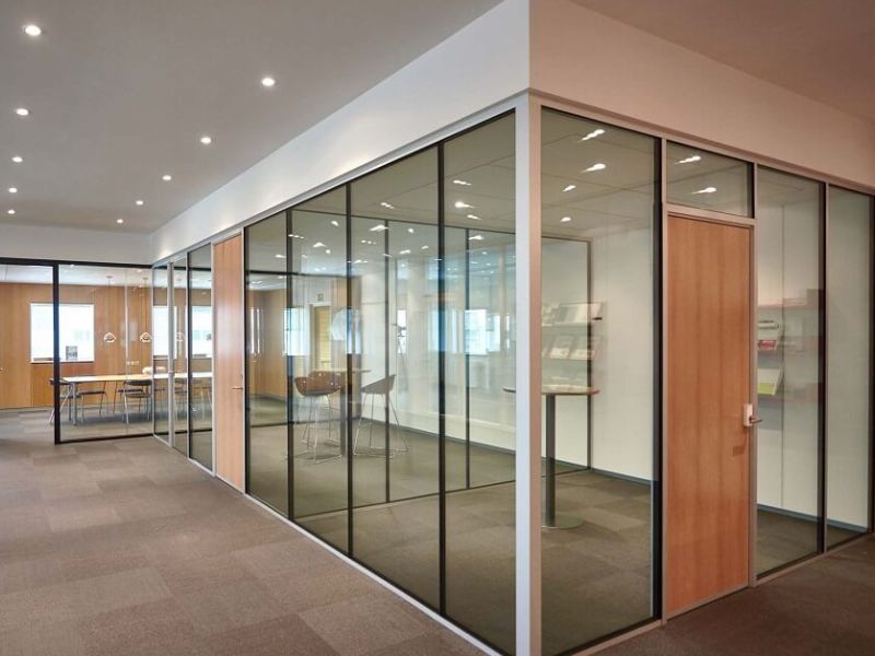  Mẫu văn phòng thi công cửa cách âm dày 12mm hiện đại, thẩm mỹ