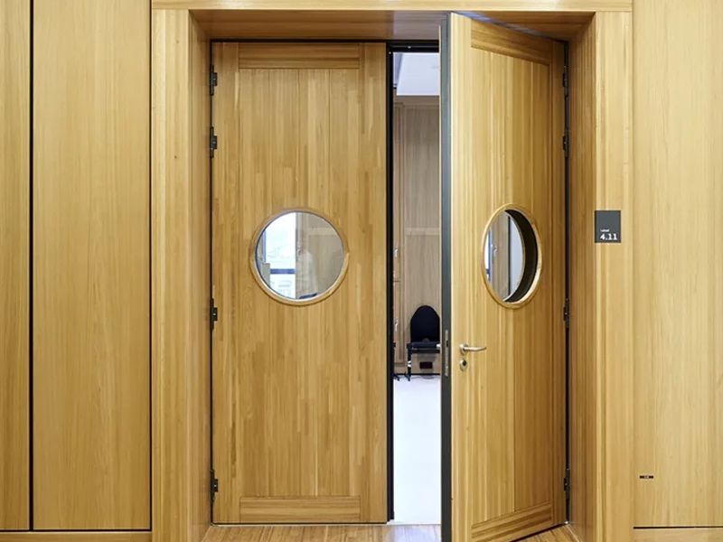  Mẫu vũ trường hiện đại sử dụng cửa cách âm chuyên dụng nhiều lớp hạn chế âm thanh lọt qua ra ngoài