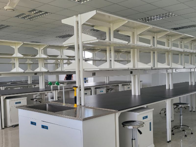  Thi công sàn phòng sạch cần đảm bảo bề mặt phẳng tuyệt đối, không lồi lõm