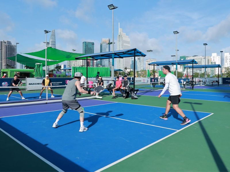  Cân nhắc yếu tố vị trí xây dựng, khí hậu khi lựa chọn vật liệu thi công sân pickleball