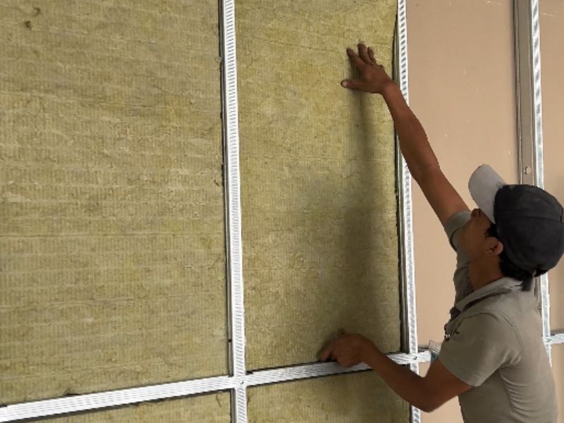  Tường chung nên sử dụng bông khoáng hoặc bông thủy tinh để xử lý tiêu âm, cách âm với nhà hàng xóm