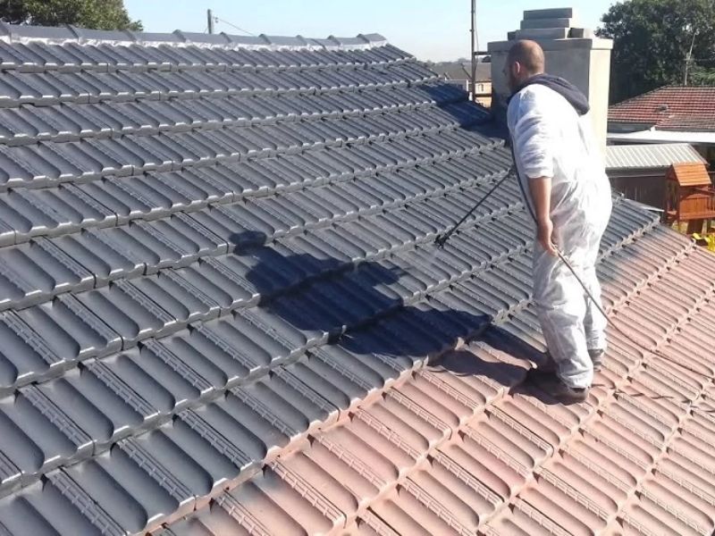  Thi công lớp sơn phủ mái ngói bền đẹp
