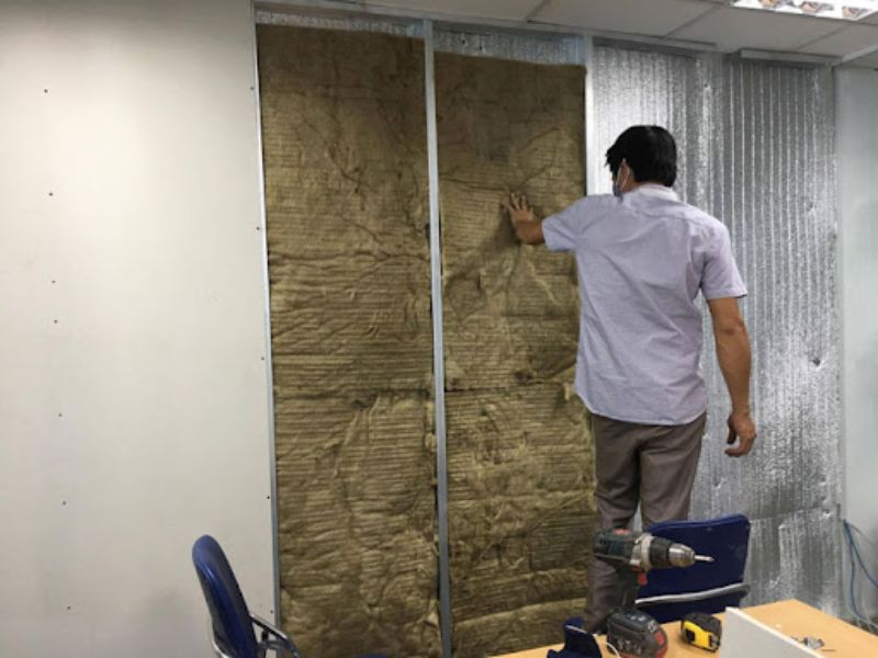   Thi công cách âm giảm thiểu sự truyền dẫn của âm thanh qua các kết cấu xây dựng
