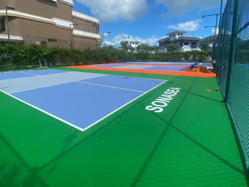  Bảo trí lớp sơn sân pickleball sau thi công là nhiệm vụ quan trọng để duy trì chất lượng mặt sân