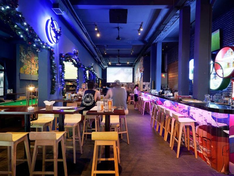  Cải tạo nhà hàng sports bar & lounge theo phong cách Mỹ thường chuộng những gam màu đậm