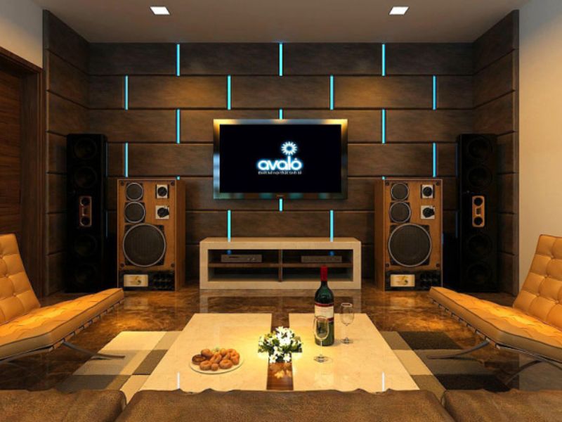  Phòng giải trí gia đình sang trọng, sử dụng tấm tiêu âm bọc nỉ tích hợp LED dọc theo tường phía sau hệ thống loa đứng