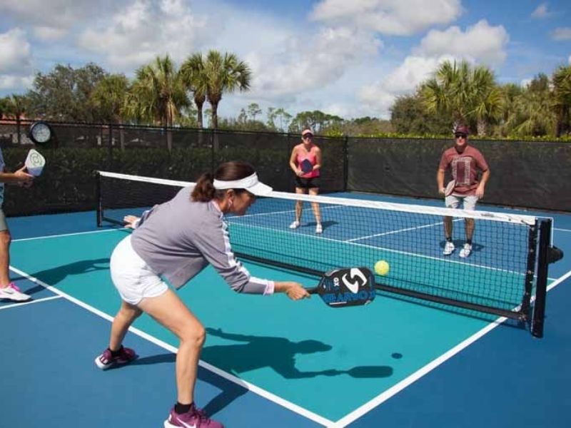 Sân Pickleball nên được xử lý chống thấm để đảm bảo an toàn cho người chơi