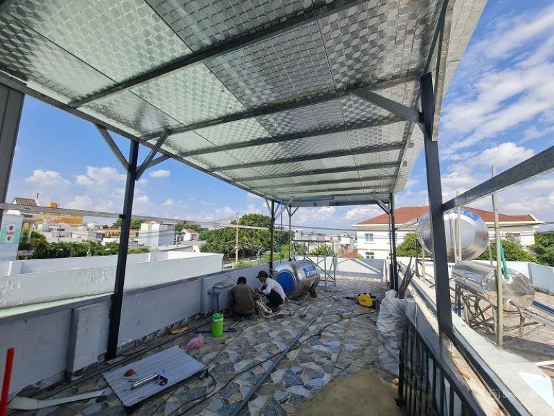  Đảm bảo kỹ thuật lắp đặt mái panel chống nắng sân thượng chuẩn xác