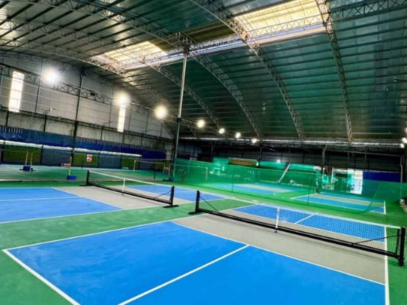  Hệ thống lưới và đèn chiếu sáng ở sân pickleball