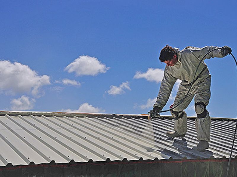  Sơn chống nóng mái tole giúp giảm 8–15°C trên mái và 3–5°C bên trong