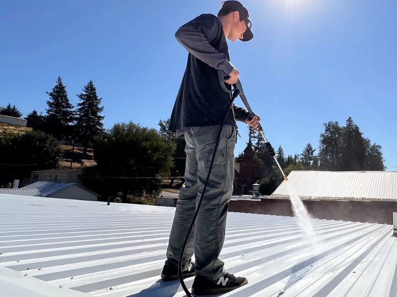  Lựa chọn loại sơn chống rỉ sét chất lượng khi thi công mái tole