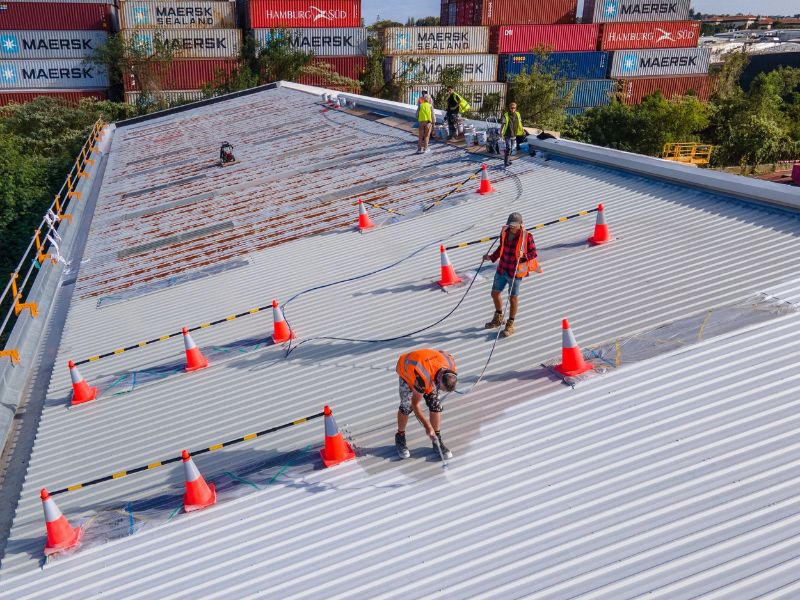  Sơn lót chống rỉ gốc dầu được nhiều đơn vị thi công lựa chọn cho mái tôn, giàn khung thép 