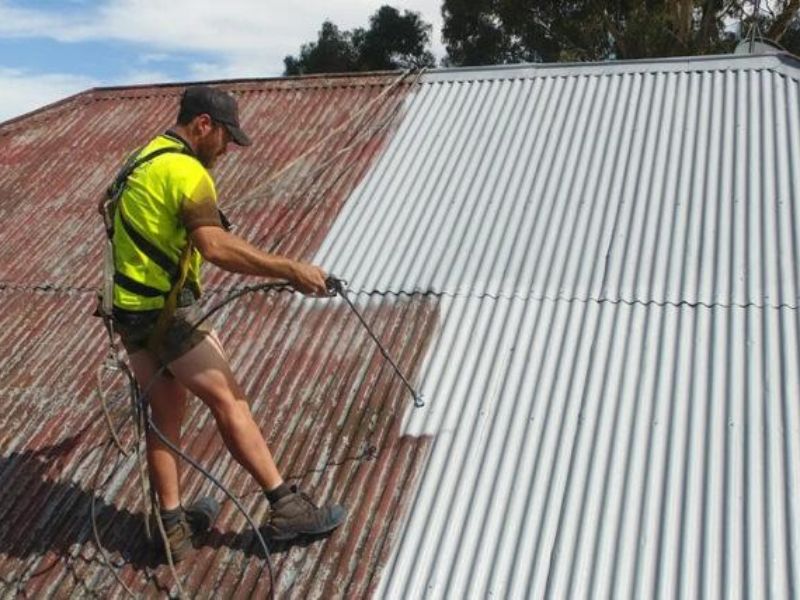  Lớp sơn phủ chống rỉ sét công trình hạn chế hấp thụ nhiệt trực tiếp vào mái