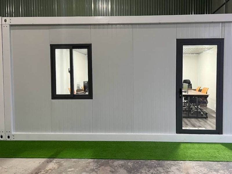  Thi công panel cho văn phòng tạm nhanh 3–7 ngày, không vữa, không máy móc nặng