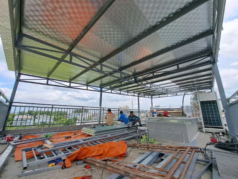  Thi công panel giúp tăng tính thẩm mỹ cho sân thượng