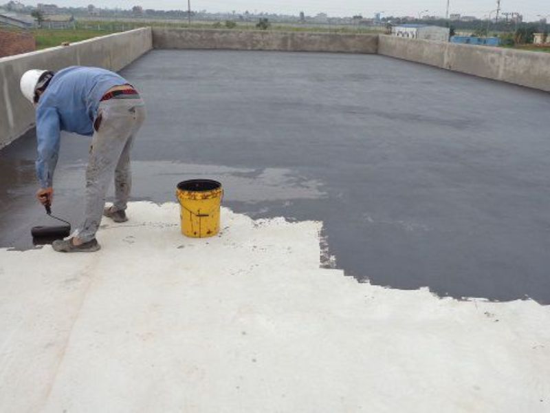  Thi công sơn chống thấm khi bề mặt ẩm dễ bong tróc, giảm hiệu quả