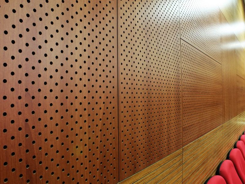  Sử dụng panel gỗ đục khi thi công tiêu âm hội trường