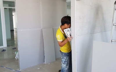 Thi công sửa chữa văn phòng bằng vật liệu siêu nhẹ: Nhanh – Bền – Tiết kiệm