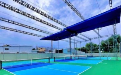 Cập nhật báo giá chi tiết và lưu ý thi công mái che cho sân pickleball đạt chuẩn 