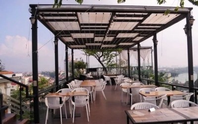 Tư vấn chi tiết lắp đặt panel cho quán cà phê sân thượng đúng kỹ thuật